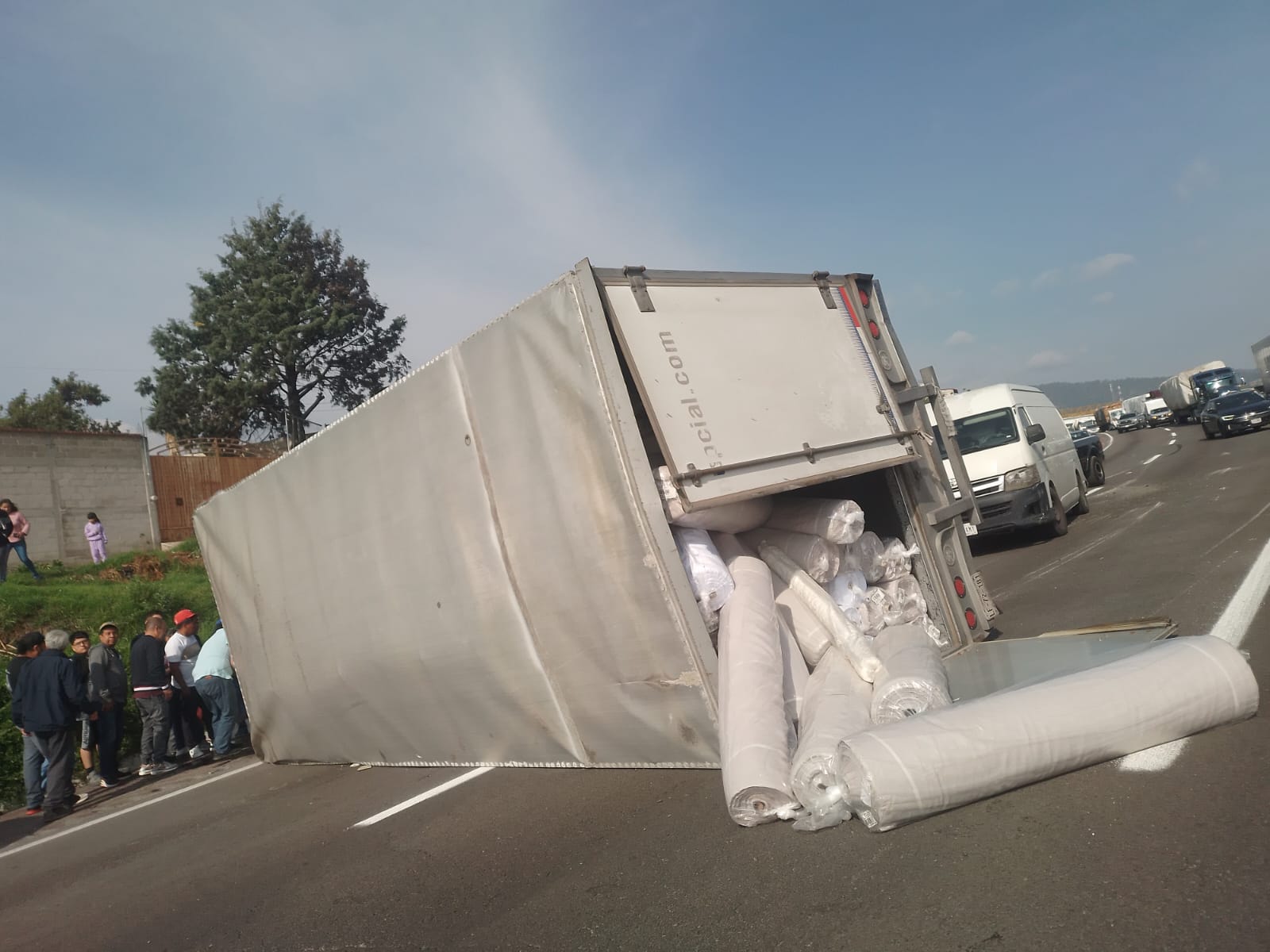 Vuelca camión con rollos de tela en la México-Puebla