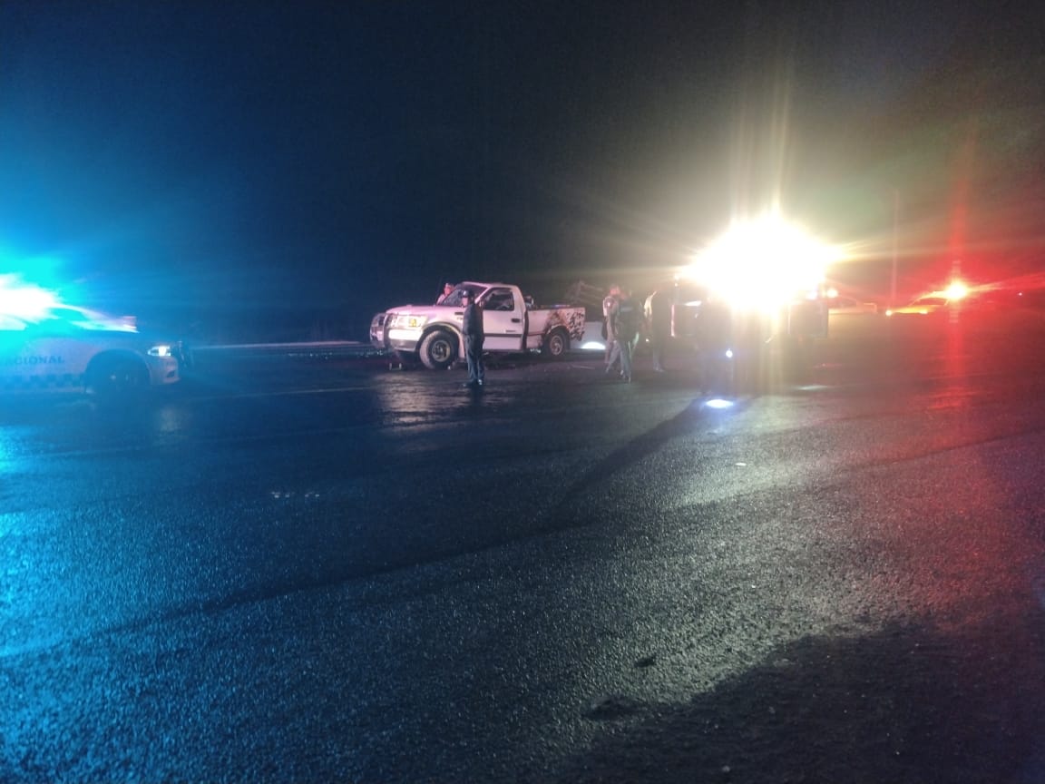 Conductor de una camioneta sufre aparatoso accidente en Cuapiaxtla