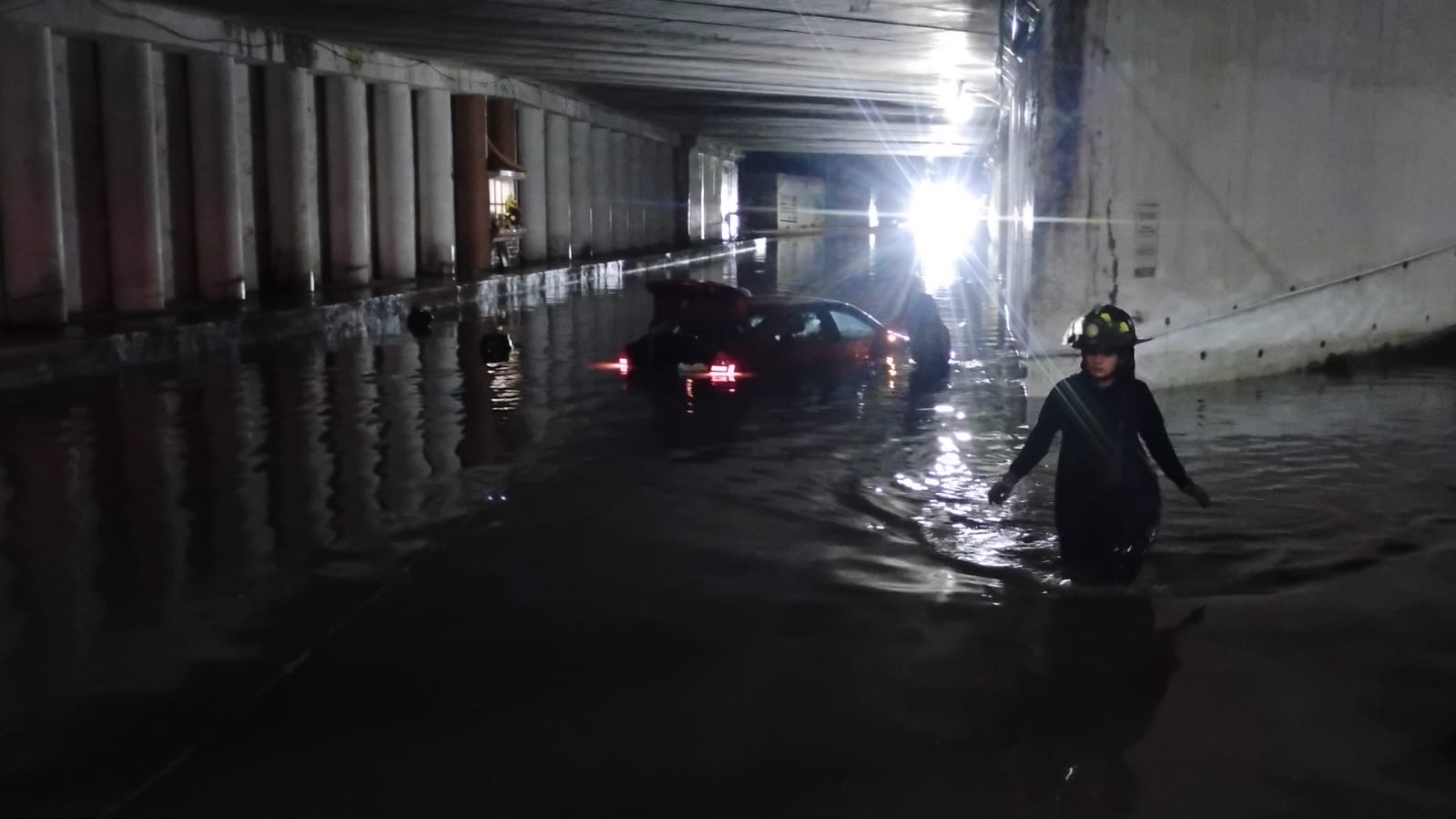 Rescatan a pasajeros atrapados en puente de Texmelucan