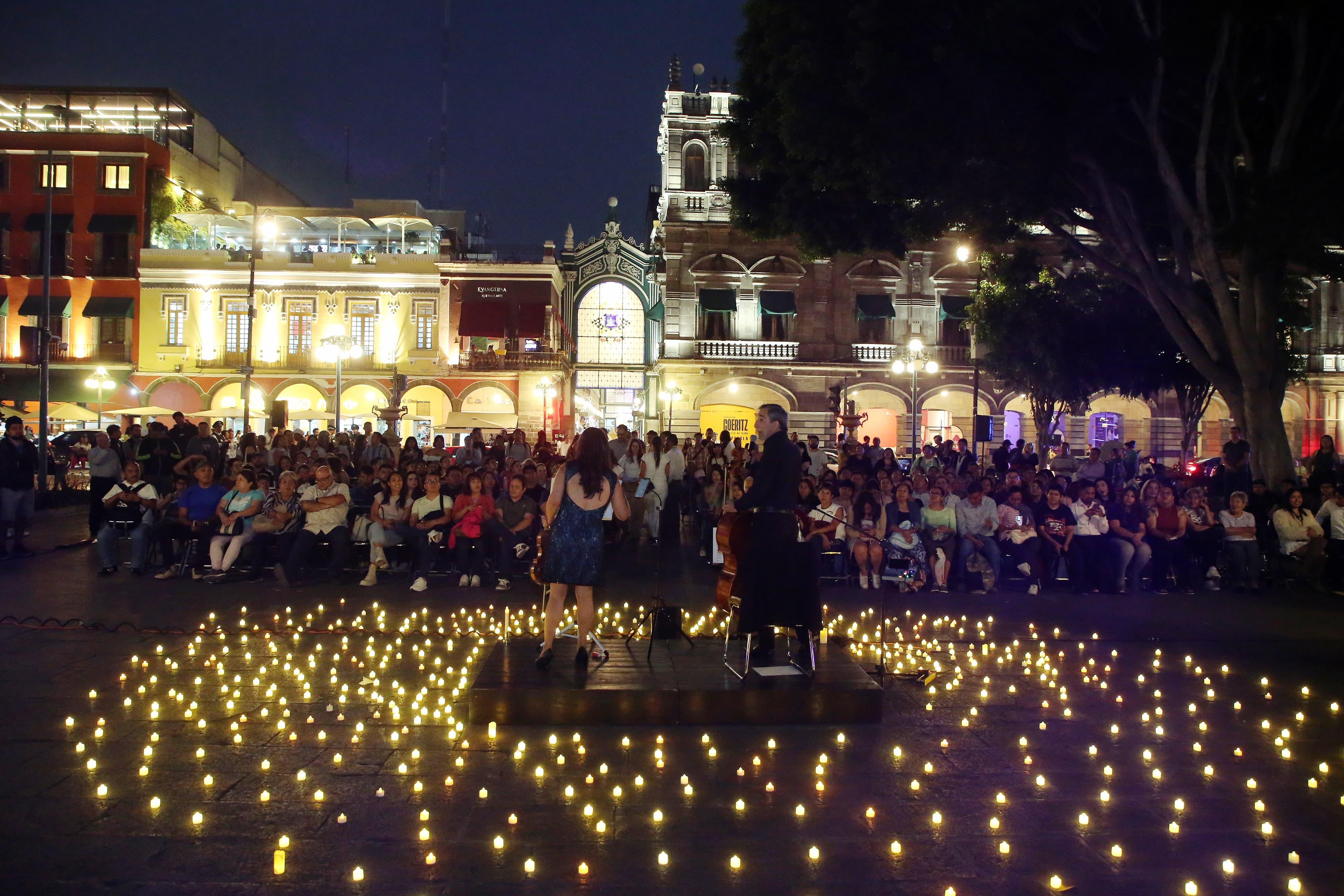 Invita IMACP a disfrutar del Zócalo Entre Velas con Lulú García en el marco de la FILIP