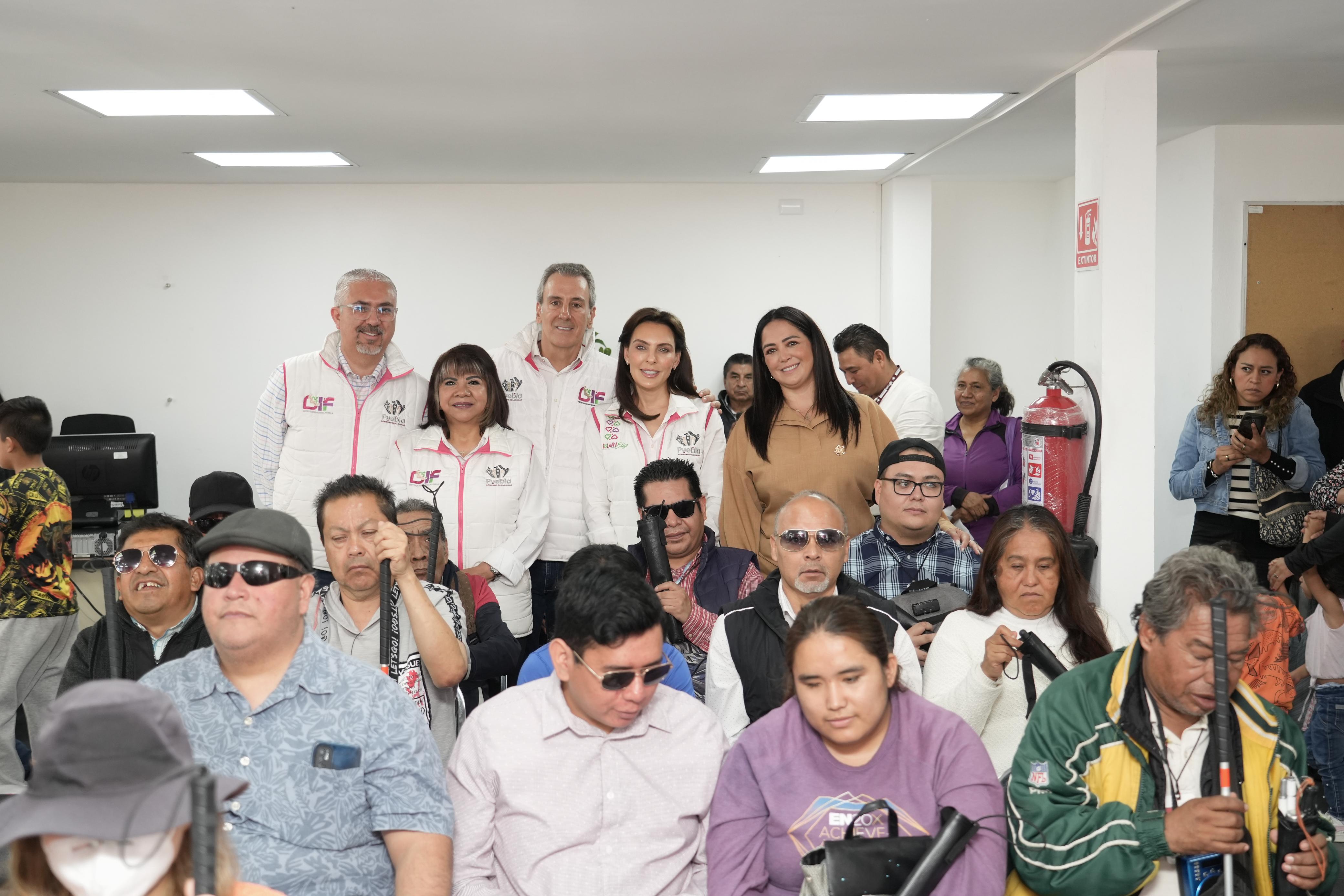 Entregan Chedraui y MariElise bastones guía al Taller de Cooperación para Ciegos
