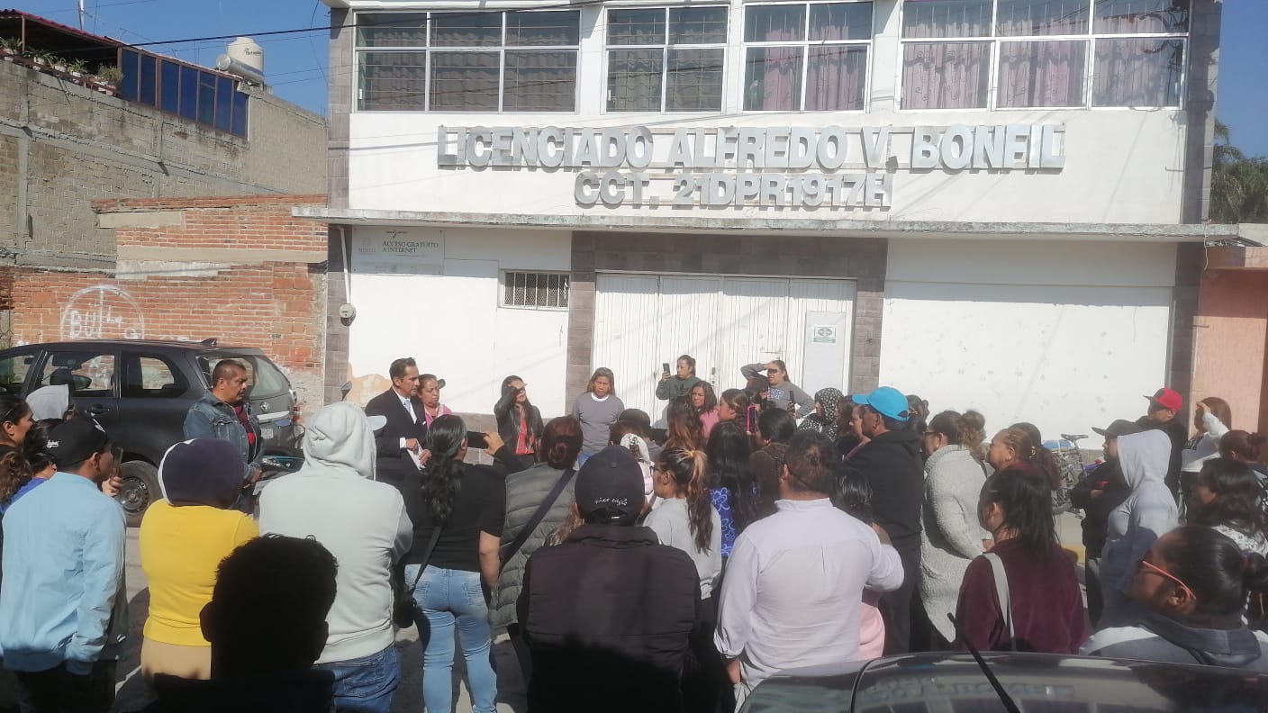 Padres de familia de escuela en Texmelucan bloquean acceso a institución y piden corte de caja
