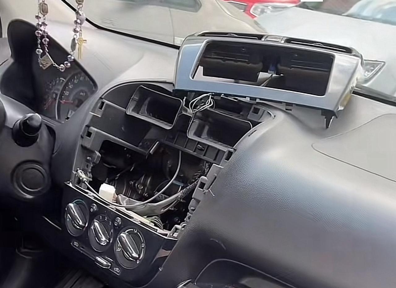 Denuncian cristalazo y robo a vehículo en estacionamiento de Parque Puebla