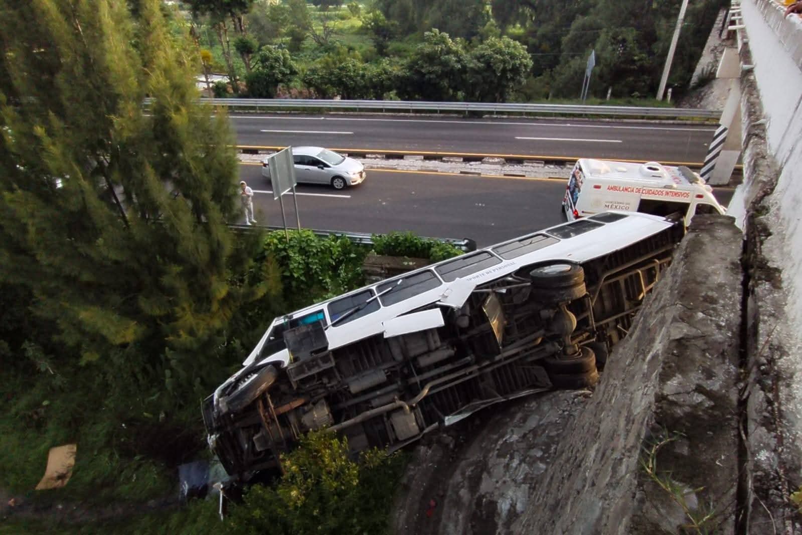 Vuelca autobús de transporte de personal en la autopista Tlaxcala- Texmelucan