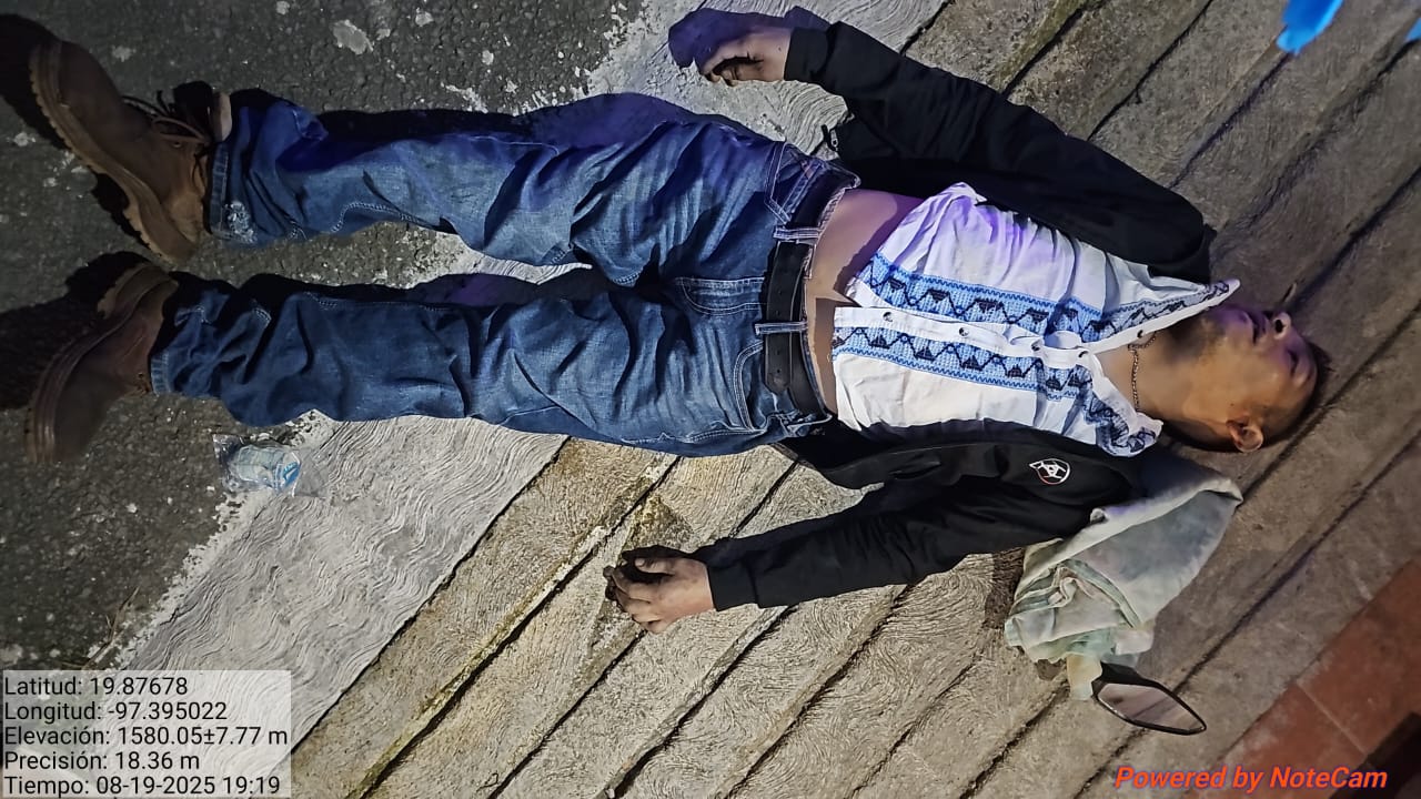Muere motociclista al chocar contra un vehículo estacionado en Teziutlán
