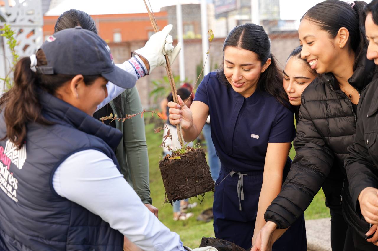 Lupita Cuautle encabezó la jornada de reforestación en la Universidad UNILOMAS