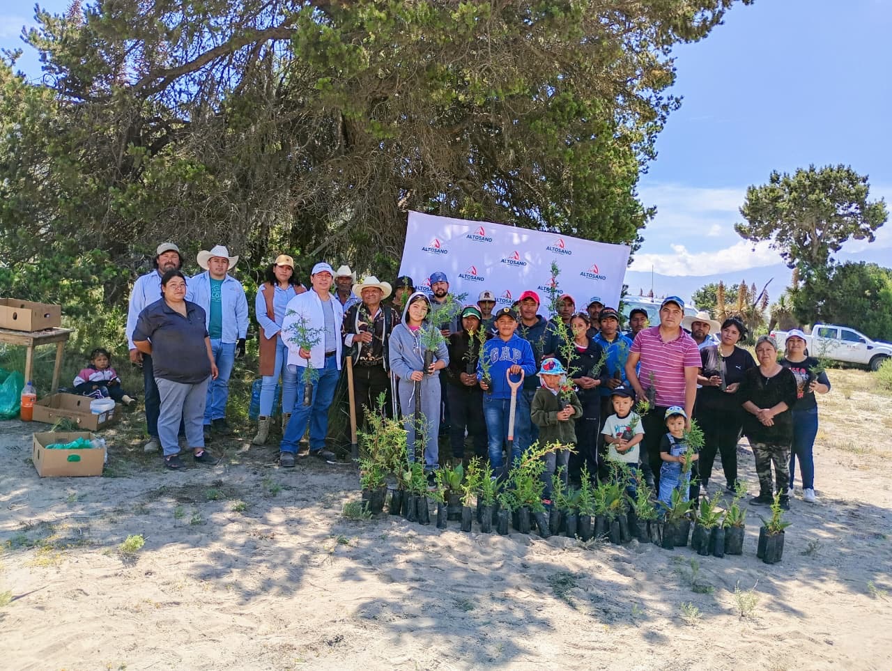Reforesta Altosano Granjas Carroll en San Luis Atexcac