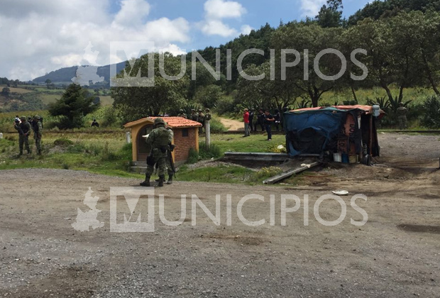 Un muerto deja balacera entre chupaductos y policías en la Puebla-Orizaba