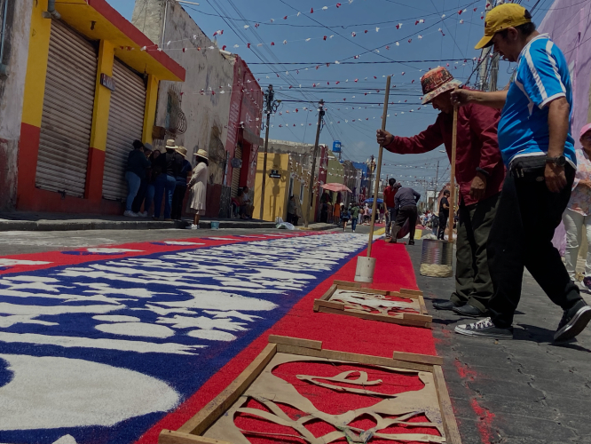 Contratan atlixquenses a tlaxcaltecas para elaborar alfombras de aserrín