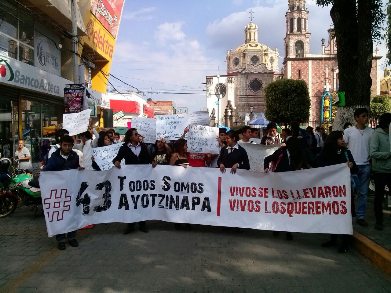 Marchan estudiantes de Texmelucan por Ayotzinapa