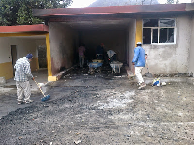 Supuestos Zetas incendian auto hotel en Teziutlán