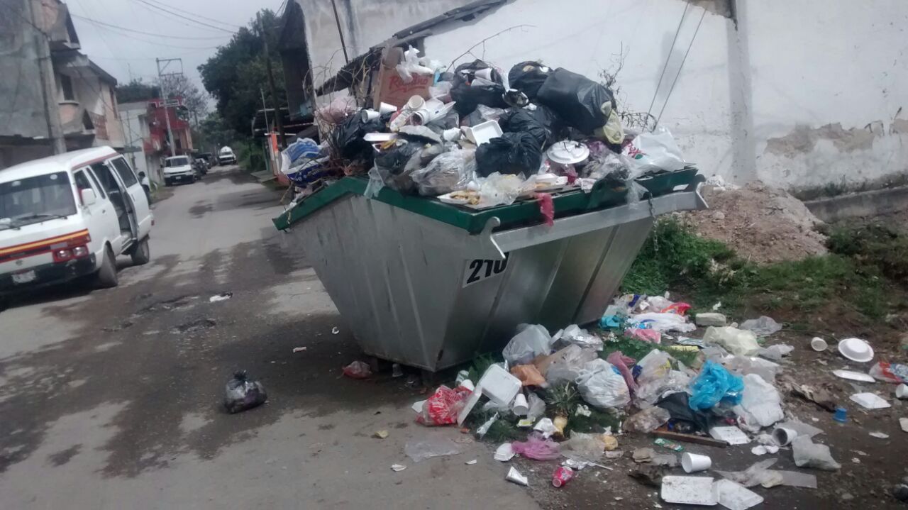 Colocan mantas en la presidencia municipal de Teziutlán