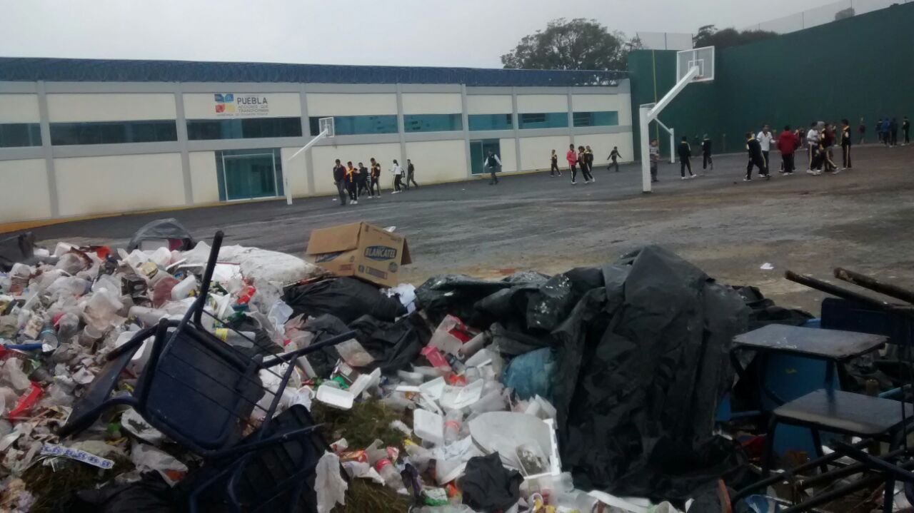 Colocan mantas en la presidencia municipal de Teziutlán