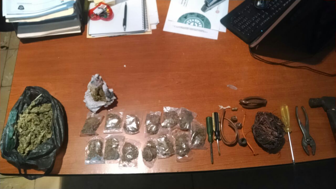 Detienen a dos personas por llevar marihuana escondida