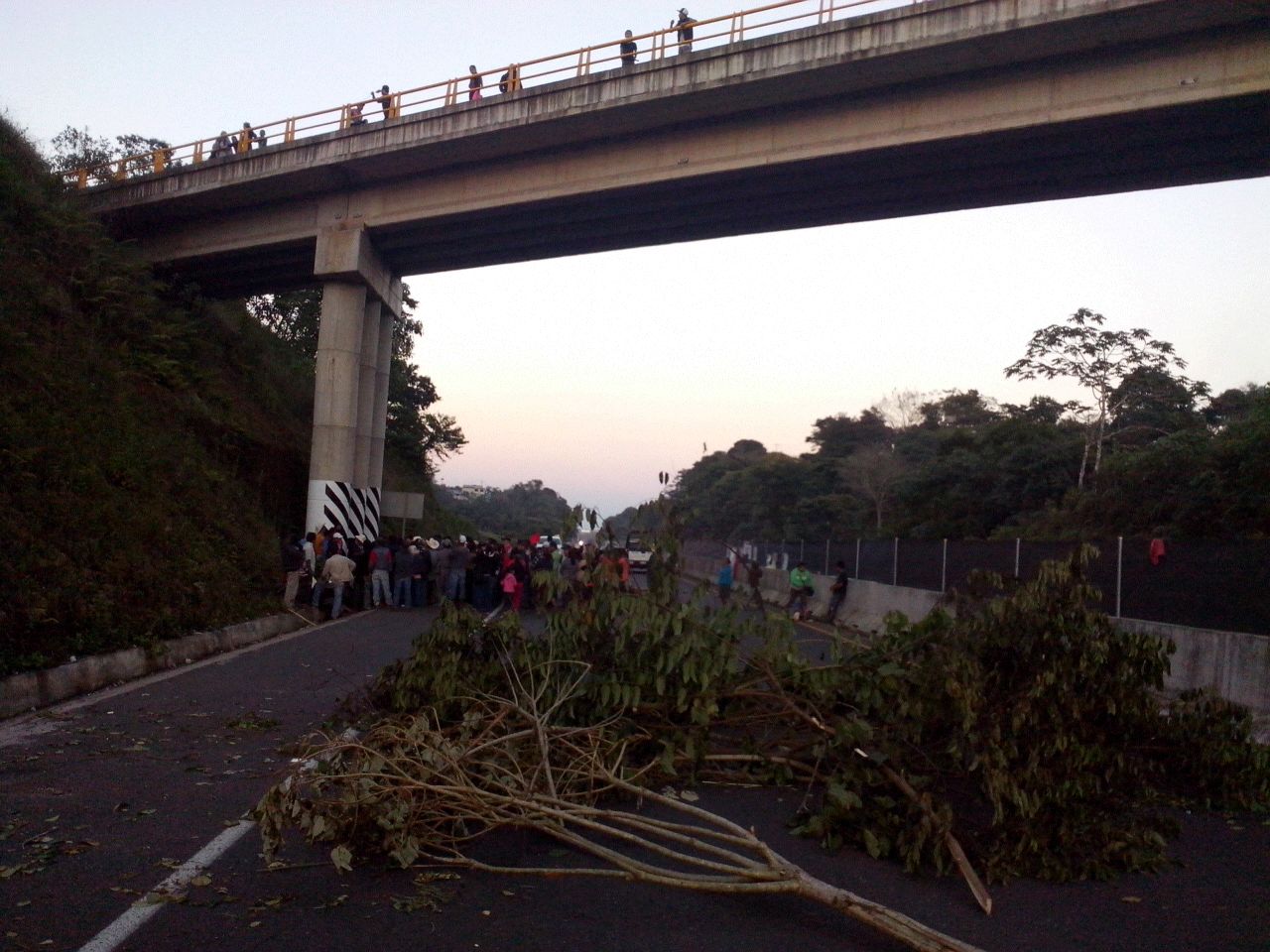 Exigen a ICA pago de daños en viviendas de Tlacuilotepec