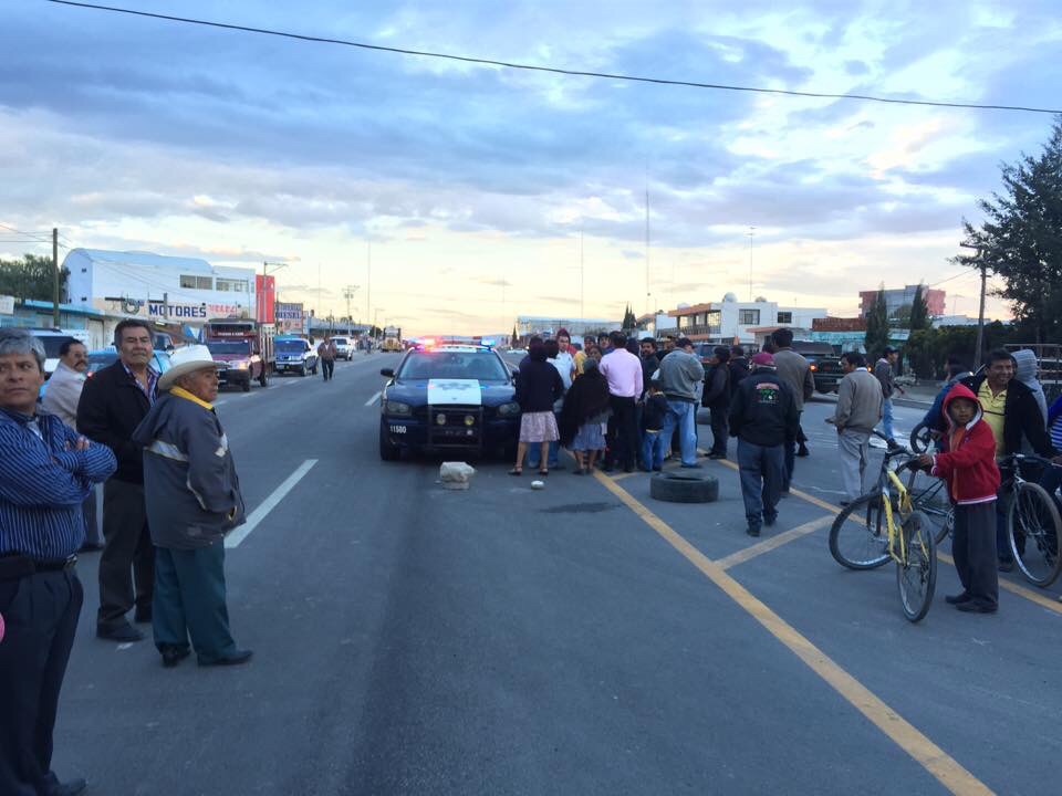 Cierran carretera en Los Reyes en protesta por atraso de SCT