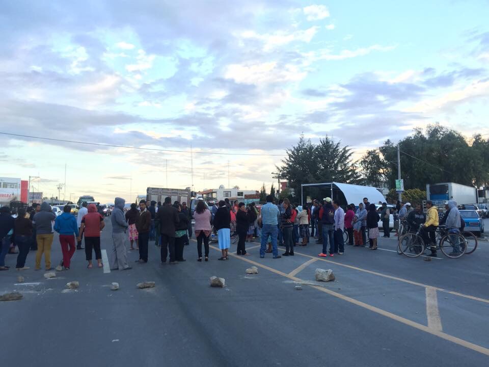 Cierran carretera en Los Reyes en protesta por atraso de SCT