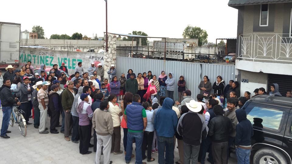 Cierran carretera en Los Reyes en protesta por atraso de SCT