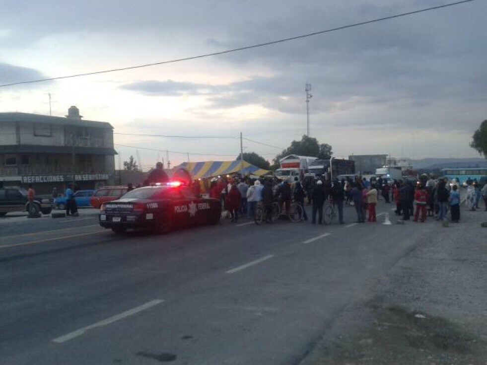 Cierran carretera en Los Reyes en protesta por atraso de SCT