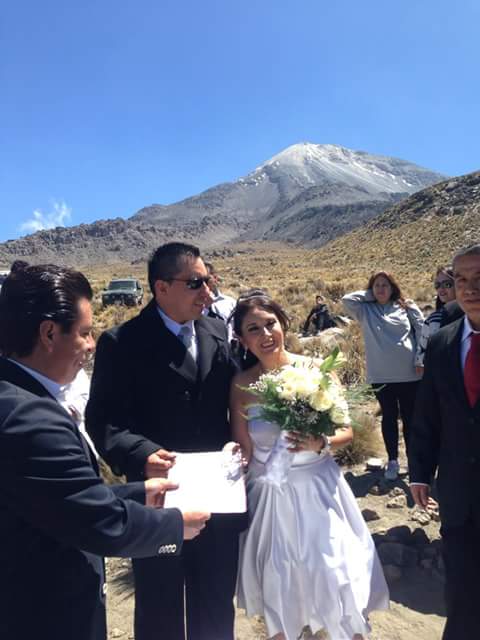A más de 5 mil metros de altura se casan alpinista y su novia