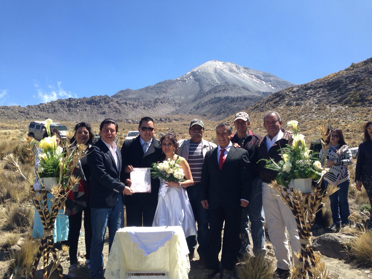 A más de 5 mil metros de altura se casan alpinista y su novia