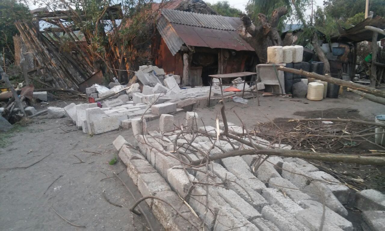 Tornado se lleva techos de lámina de 15 casas en Buena Vista