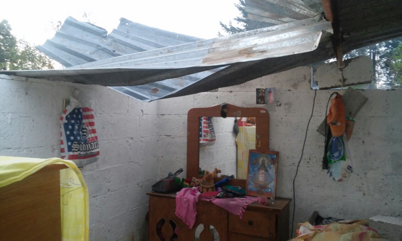 Tornado se lleva techos de lámina de 15 casas en Buena Vista