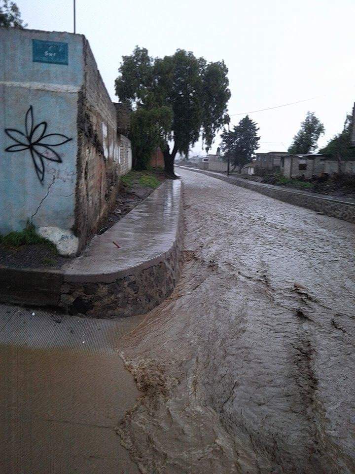 Pavimentación de barranca provoca inundaciones en Chalchicomula
