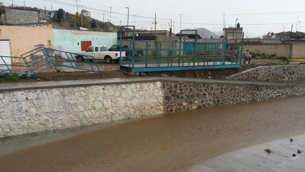 Pavimentación de barranca provoca inundaciones en Chalchicomula
