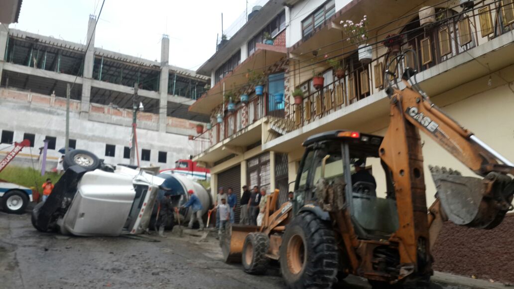 Camión choca contra casa en Teziutlán tras volcarse