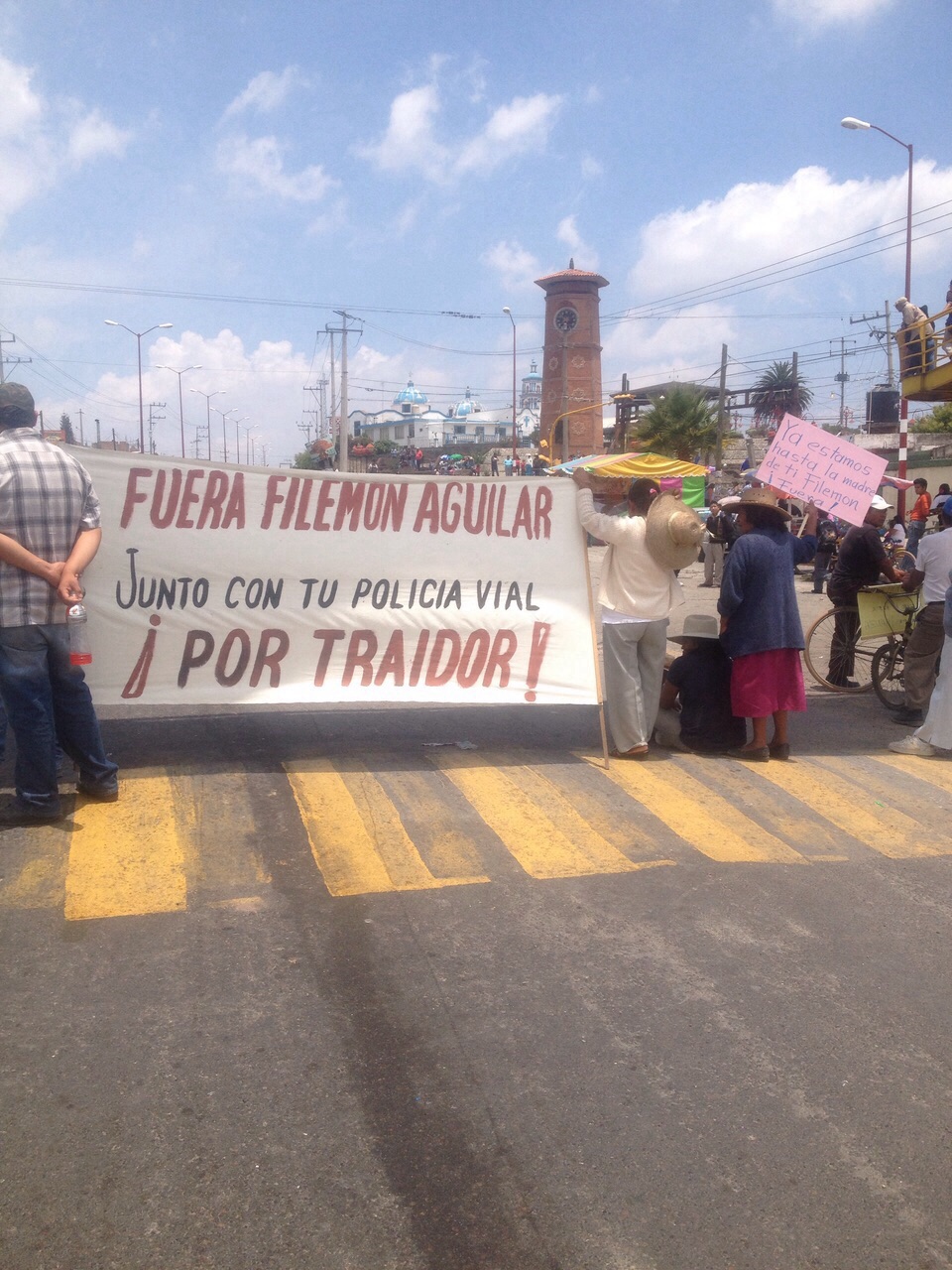 Con bloqueo, exigen retiro de agentes viales en Zacatepec