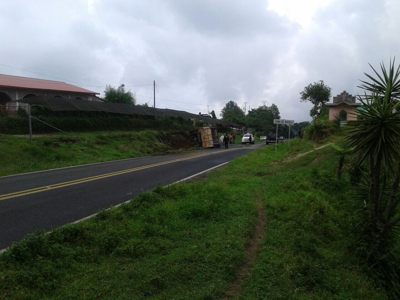 Volcadura de camión deja sólo daños materiales en Hueytamalco