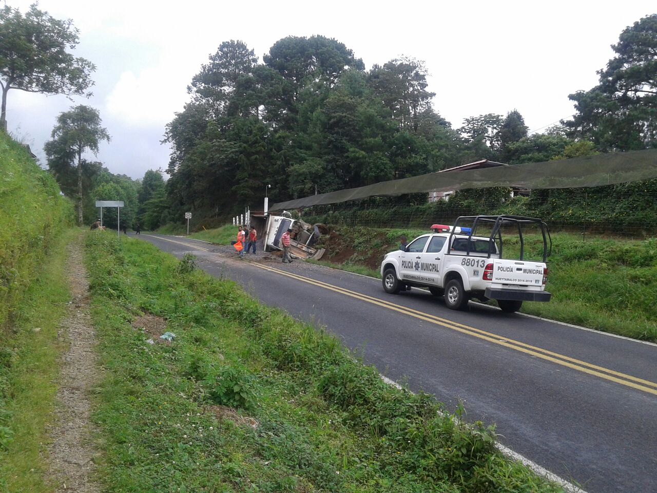 Volcadura de camión deja sólo daños materiales en Hueytamalco
