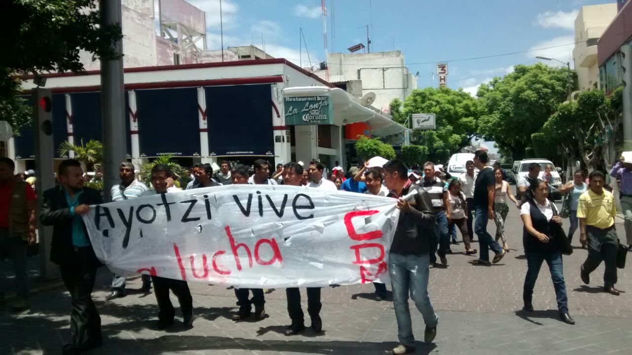 Maestros de Tehuacán protestan contra evaluación educativa