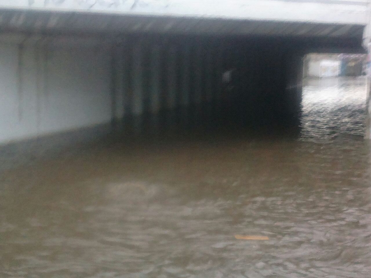 Lluvia deja daños en casas, negocios y autos en Texmelucan