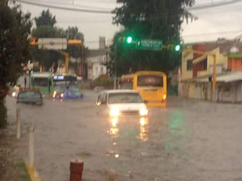 Lluvia deja daños en casas, negocios y autos en Texmelucan
