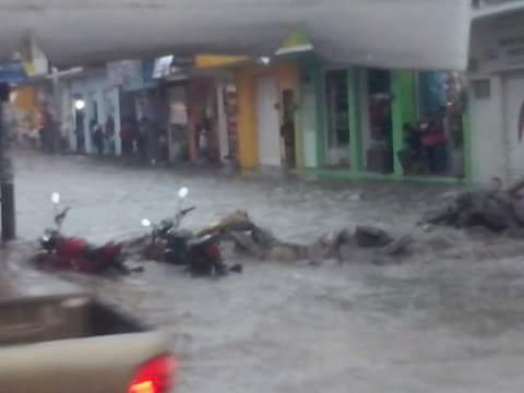 Lluvia deja daños en casas, negocios y autos en Texmelucan