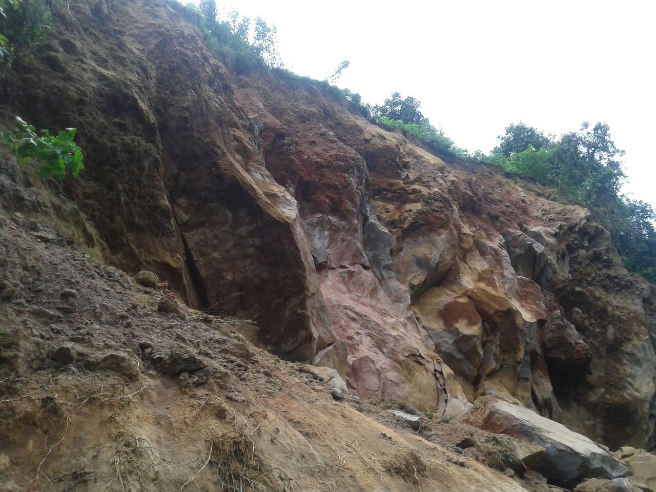 Desalojan a 2 familias por derrumbe en cerro de Teziutlán