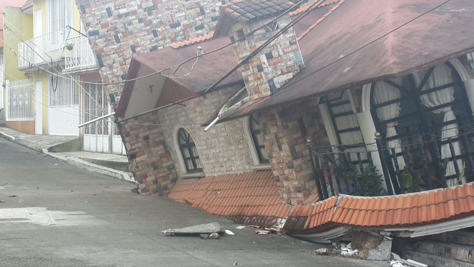 Se colapsa casa de 2 pisos en Teziutlán y familia se salva