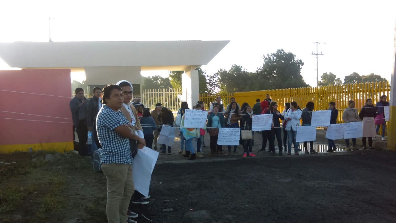 Protestan maestros chiapanecos por evaluación en Texmelucan