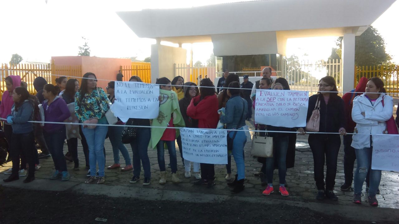 Protestan maestros chiapanecos por evaluación en Texmelucan