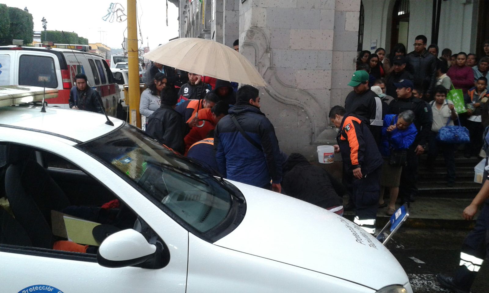 Mujer queda atrapada en rejilla en mal estado en Teziutlán