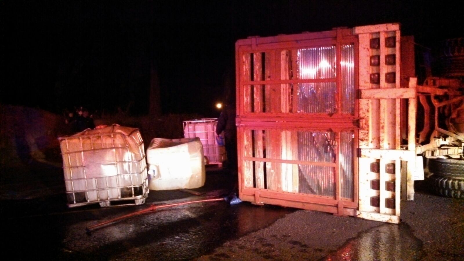 Conductor de camioneta se volcó con gasolina robada