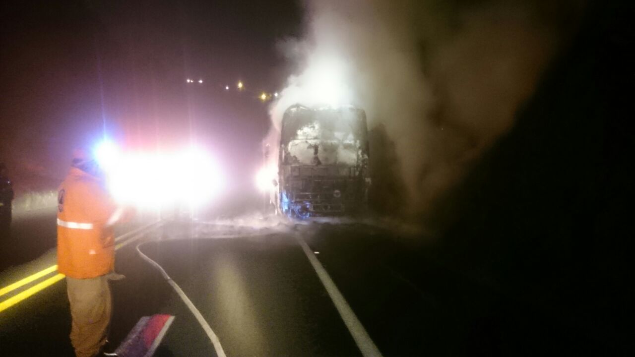 Autobús se incendia en la México – Tuxpan; no se reportan heridos