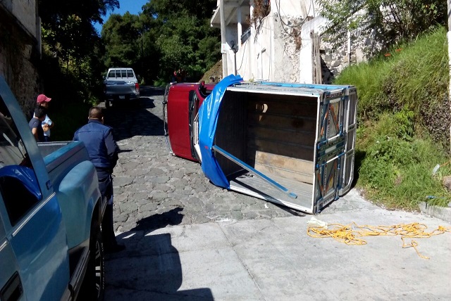 Por maniobrar en reversa tras avería, chofer vuelca su camioneta en Teziutlán