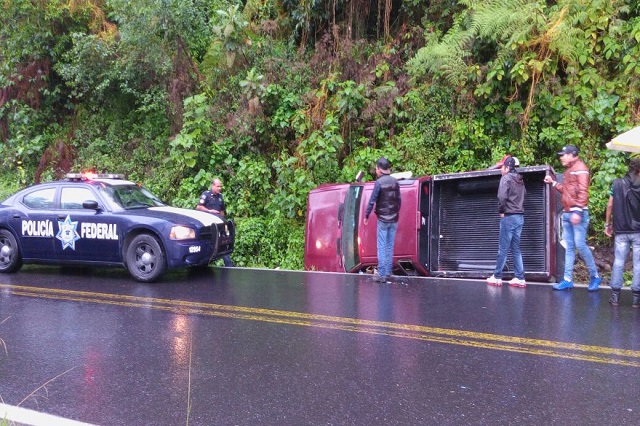 Vuelca camioneta a un costado de la carretera Amozoc-Nautla