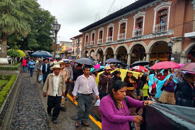 Maestros salen a las calles de Huauchinango para apoyar a la CNTE