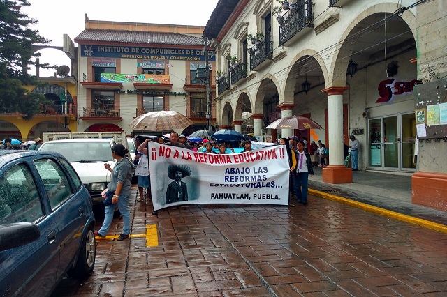 Maestros salen a las calles de Huauchinango para apoyar a la CNTE