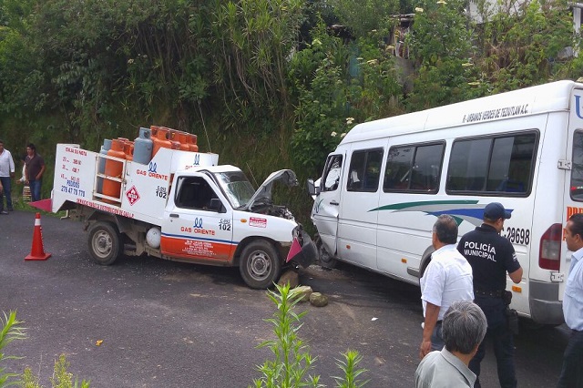 Chocan repartidor de gas y transporte público en Teziutlán; hay 9 heridos