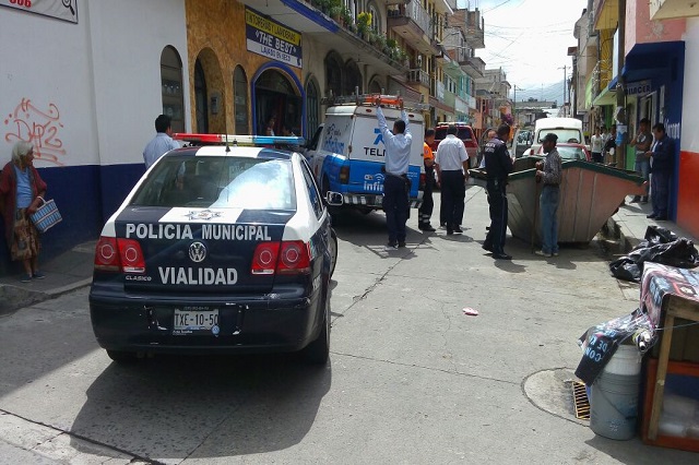 Camioneta de Telmex atropella a mujer en Teziutlán